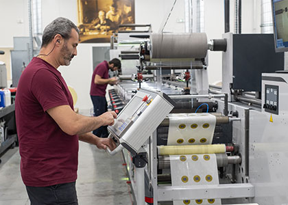 Impression flexographique d'étiquettes adhésives en rouleaux