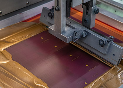 Ecran sérigraphique pour impression d'étiquettes adhésives